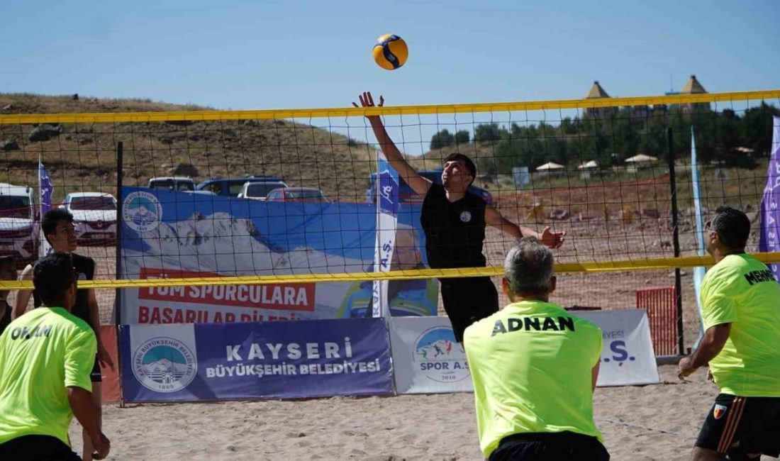 Erciyes’te ’En Havalı Voleybol Turnuvası’nda ilk düdük çaldı Kayseri Büyükşehir Belediyesi öncülüğünde Erciyes A.Ş. tarafından düzenlenen En Havalı