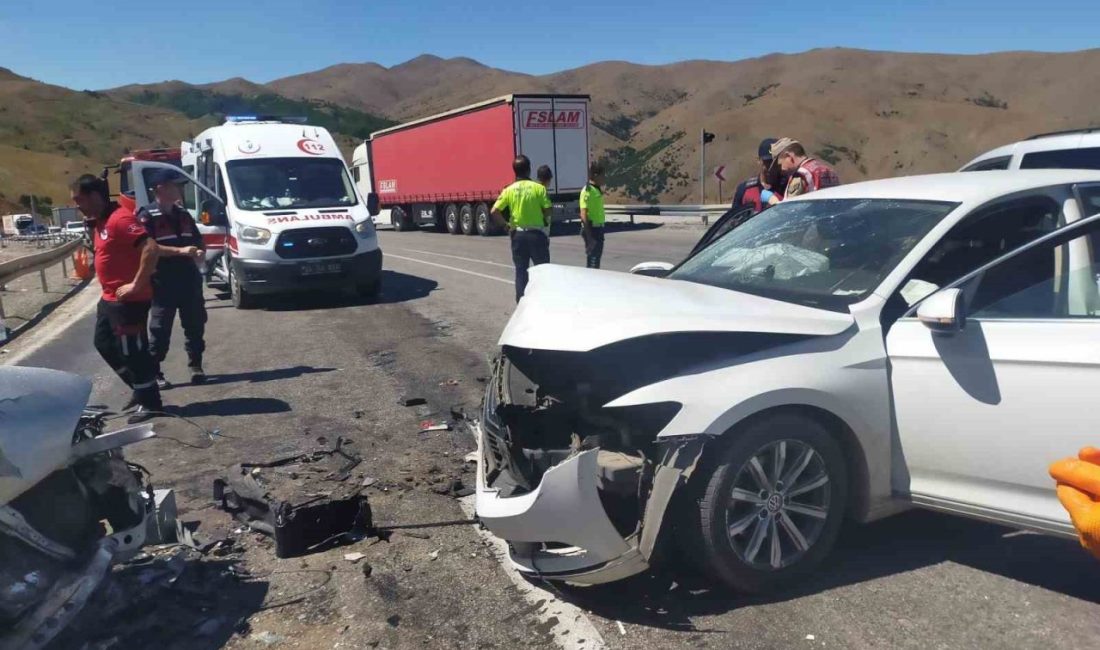 Erzincan’ın Refahiye ilçesinde iki otomobilin çarpışması sonucu 3 kişi öldü,
