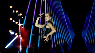 Erzurum Kültür Yolu Festivali etkinlikleri kapsamında sahne alan ünlü şarkıcı