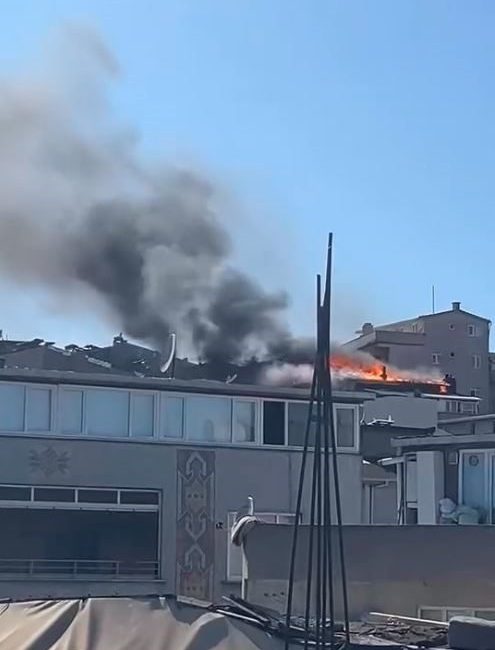 Esenler’de 5 katlı binada korkutan çatı yangını Esenler’de 5 katlı binanın çatı katında yangın çıktı. Alevlere teslim