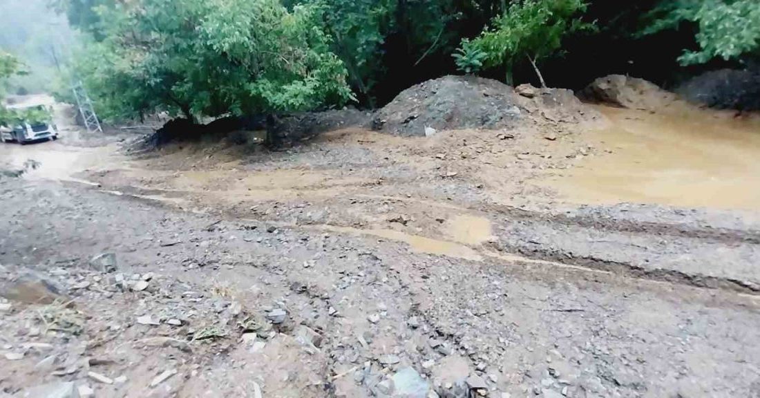 Feke’de sağanak sonrası dereler taştı, yollar kapandı Adana’nın Feke ilçesinde etkili olan sağanak yağış sonrası dereler taştı.