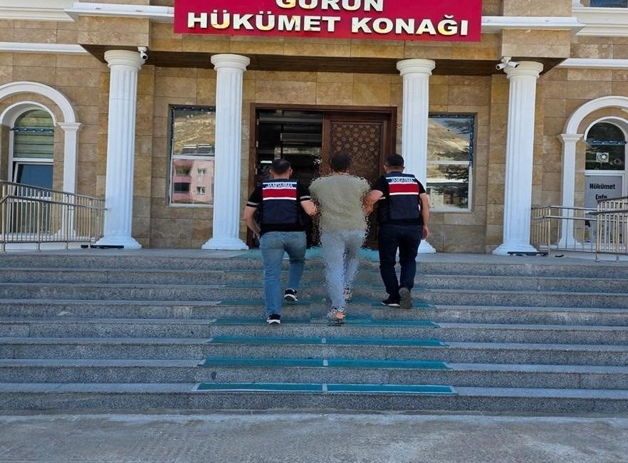 FETÖ firarisi Sivas’ta yakayı ele verdi Sivas’ta kesinleşmiş hapis cezası bulunan FETÖ üyesi, jandarma ekipleri tarafından