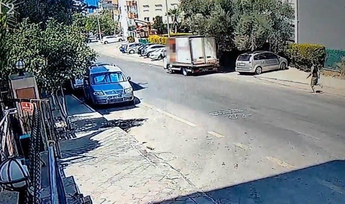 Aydın’ın Kuşadası ilçesinde, freni boşalan park halindeki market malzemesi yüklü