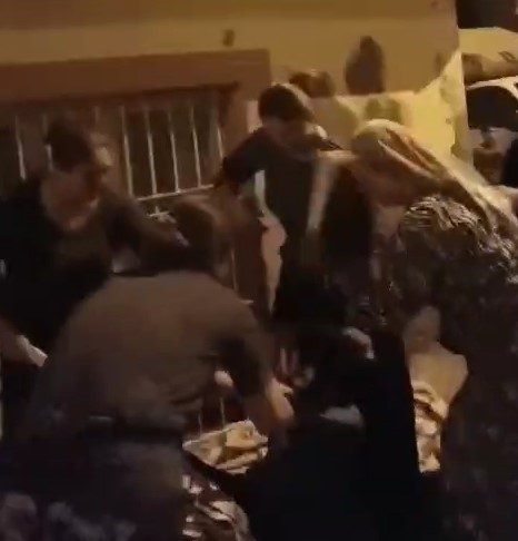 Gaziantep’te 4 kadın, sokakta oturan başka bir kadını sopalarla darp etti Gaziantep’te 4 kadın, sokakta oturan başka bir kadını sopa, tekme