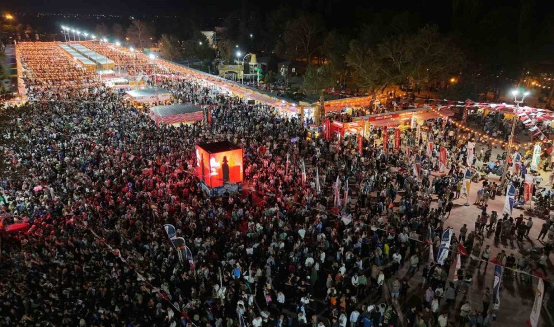 Geleneksel Ağustos Fuarı kapılarını açtı Kahramanmaraş Büyükşehir Belediyesi tarafından düzenlenen Geleneksel Ağustos Fuarı, ilk gününde