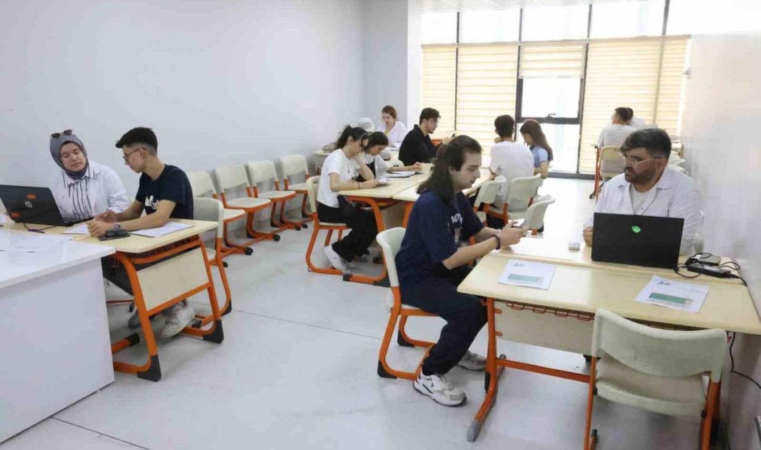 Gençler üniversite hayallerine kavuştu Çayırova Belediyesi Prof. Dr. Necmettin Erbakan Gençlik Merkezi’nde YKS’ye hazırlanan