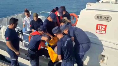 Muğla’nın Fethiye ilçesi açıklarında seyreden gezi teknesinde rahatsızlanan vatandaş Sahil