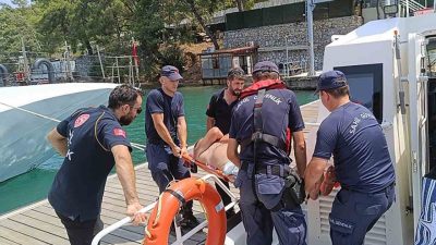 Muğla’nın Fethiye ilçesi açıklarında seyreden gezi teknesinde yaralanan vatandaş Sahil