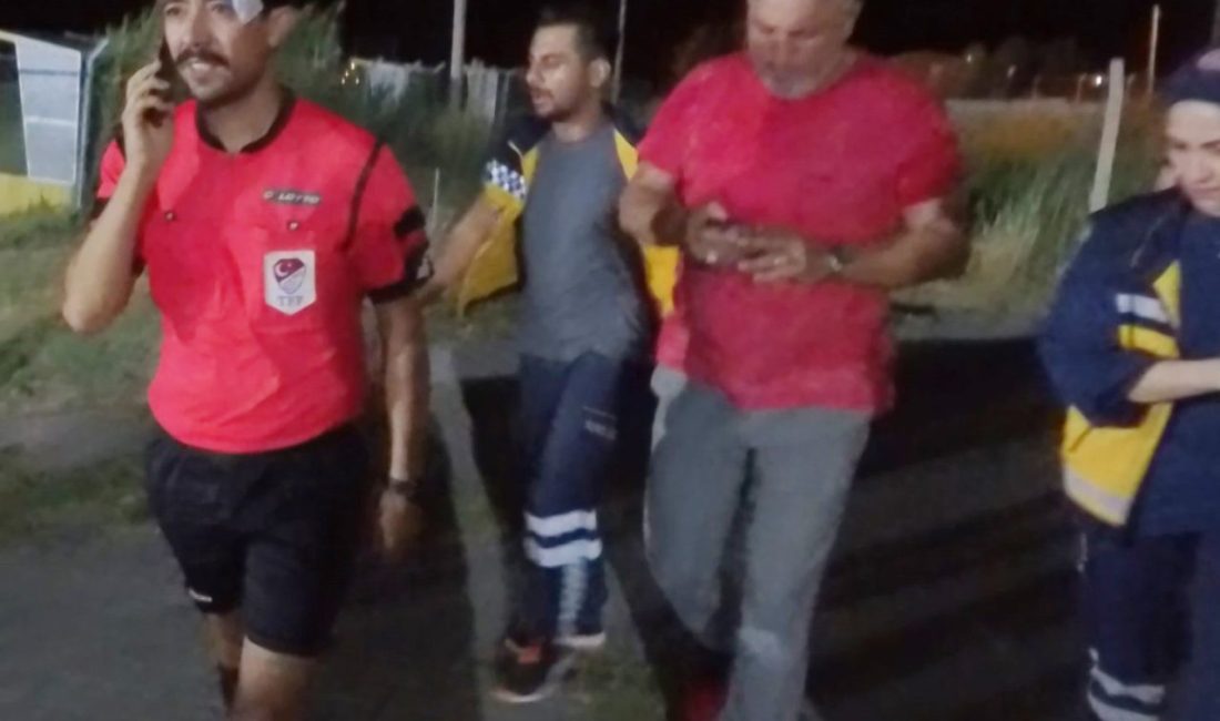 Hakem kırmızı kart gösterdi, futbolcu yumrukladı Aksaray’da Veteranlar Ligi müsabakasında hakemin kırmızı kart gösterdiği futbolcu, hakemi
