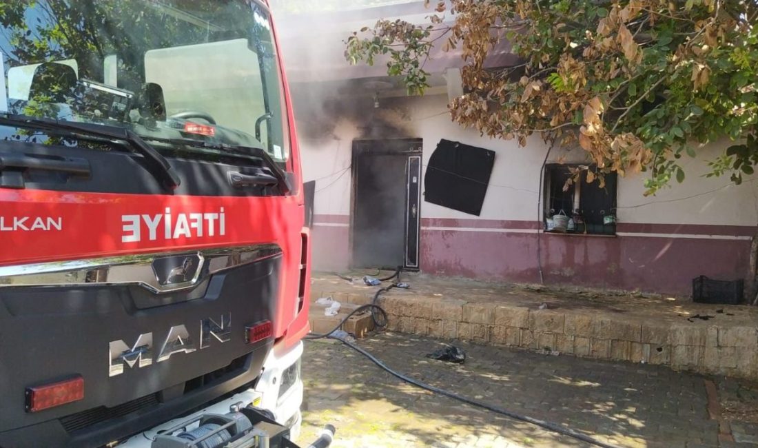 Şanlıurfa’nın Haliliye ilçesinde bir evde çıkan yangın, itfaiye ekipleri tarafından