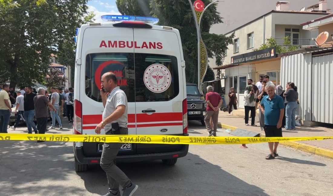 Husumetlisine ateş açtı, kurşunlar yoldan geçen genç kadına da isabet etti Burdur’un Bucak ilçesinde husumetlisine kurşun yağdıran şahıs, olay yerinden geçen