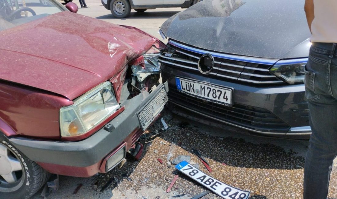 İki otomobilin çarpıştığı kaza kamerada: 3 yaralı Karabük’te iki otomobilin çarpıştığı kazada 3 kişi yaralanırken sürücülerden biri