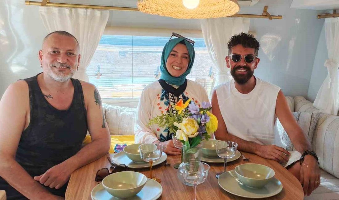 Hüsnü Şenlendirici, fuarda görüp yeni projesi için satın almayı düşündüğü