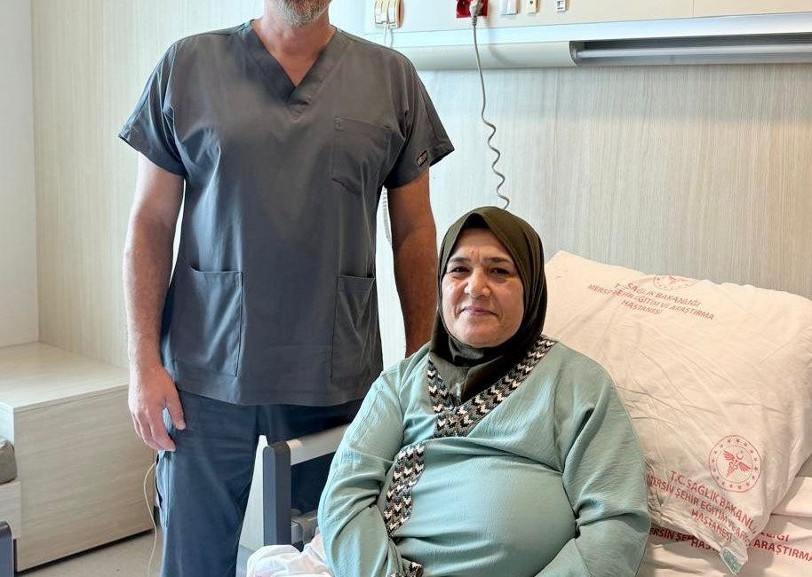 Mersin Şehir Hastanesinde Iraklı bir hasta ileri teknolojiyle gerçekleştirilen diz