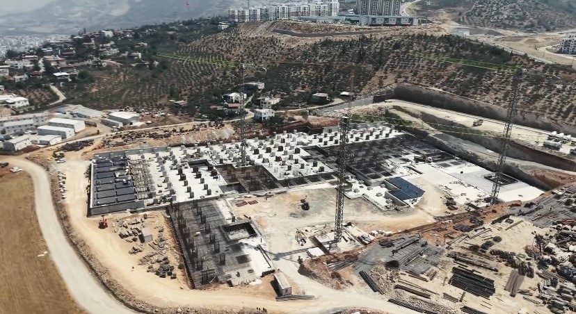 İskenderun’da sismik izolatör sistemli 600 yataklı devlet hastanenin inşası hızla sürüyor Hatay’ın İskenderun ilçesinde yapımı süren 600 yataklı devlet hastanesi, sismik