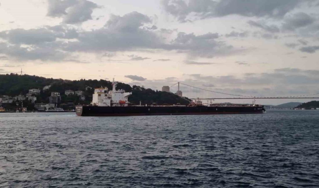 İstanbul Boğazı’nda seyir halindeyken makine arızası yaşayan petrol tankeri, römorkörler