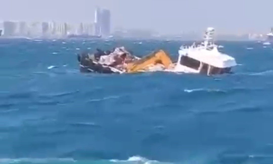 İstanbul’da etkili olan kuvvetli fırtınaya rağmen denize açılan bir gemi