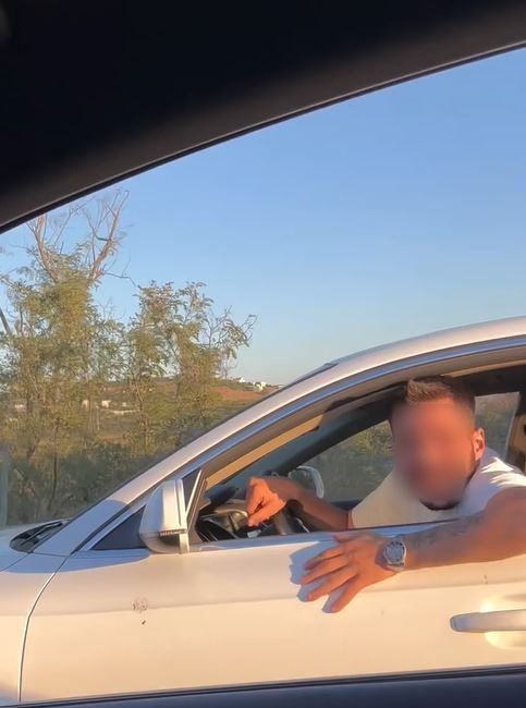 İstanbul’da makas atan sürücü trafiği tehlikeye soktu İstanbul’da bir sürücü makas atarak trafiği tehlikeye soktu. Hem kendi