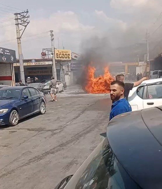 İzmir’in Buca ilçesinde bir sanayi sitesine getirilen Jaguar marka elektrikli