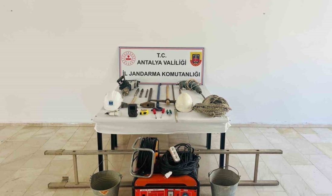 Antalya’nın Serik ilçesinde Jandarma ekipleri izinsiz kazı yapan 4 kişiyi