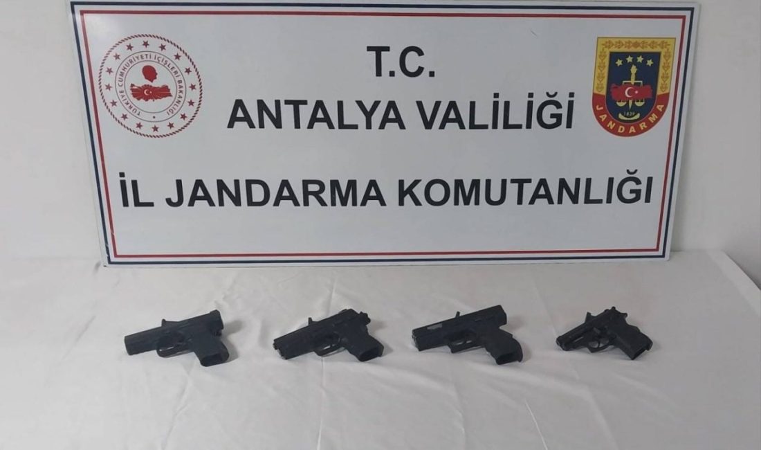 Jandarmadan kaçak silah operasyonu Antalya’nın Aksu ilçesinde jandarma tarafından düzenlenen operasyonda 4 adet kaçak