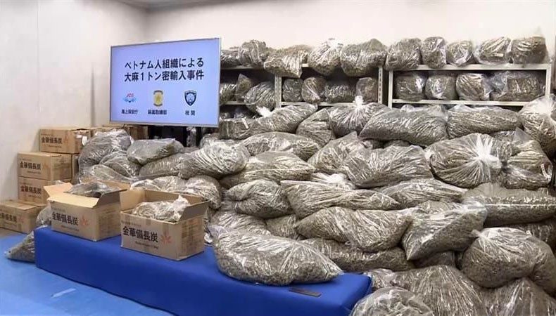 Japonya’daki uyuşturucu operasyonunda bin 46 tonluk rekor miktarda esrar ele geçirildi Japonya’da yapılan bir uyuşturucu operasyonunda piyasa değeri yaklaşık 5,2 milyar