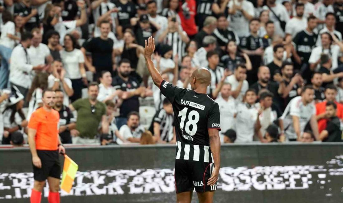 Beşiktaş’ın Portekizli orta saha oyuncusu Joao Mario, St. Patrick’s karşısında