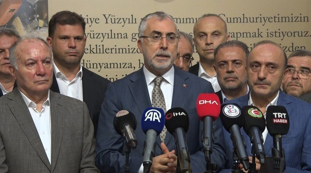 Kamu Çerçeve Protokolünde TÜRK-İŞ ve HAK-İŞ işverenle anlaşma sağladı Karayolları, demiryolları, elektrik üretim santralleri, bakanlıklar, üniversiteler ve hastanelerin de