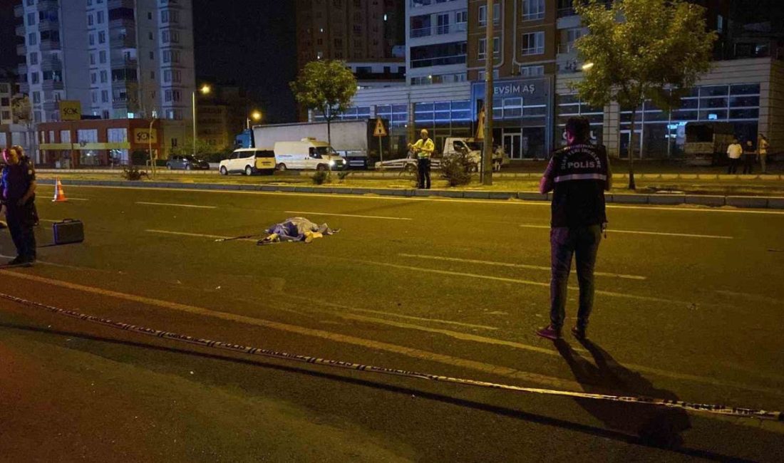 Kayseri’de feci kaza… Yolun karşısına geçen yayaya peş peşe 2 otomobil çarptı: 1 ölü Kayseri’nin Melikgazi ilçesinde yaşanan feci trafik kazasında, yolun karşısına geçmek