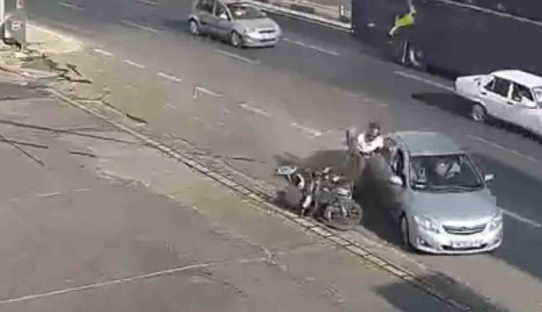 Kazada motosiklet sürücüsü çarpıştığı otomobilin kapısına tutunup sonra yere düştü Antalya’nın Serik ilçesinde bir motosikletle otomobil çarpıştı. Kazada motosiklet sürücüsü