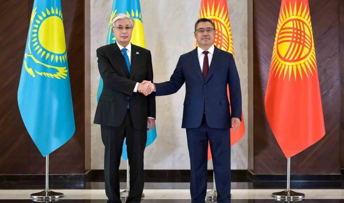 Kazakistan Cumhurbaşkanı Kasım Cömert Tokayev, Kırgızistan Cumhurbaşkanı Sadr Caparov’a en