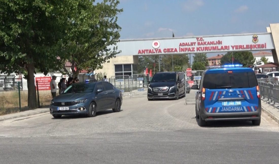Kemal Kılıçdaroğlu, Muhittin Böcek’i ziyaret etti Eski CHP Genel Başkanı Kemal Kılıçdaroğlu, Muhittin Böcek’i tutuklu bulunduğu