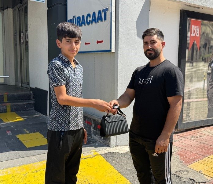 Kendisi küçük, yüreği büyük Batman’da 15 yaşındaki Ömer Çoban, çöplerin yanında bulduğu yaklaşık 1