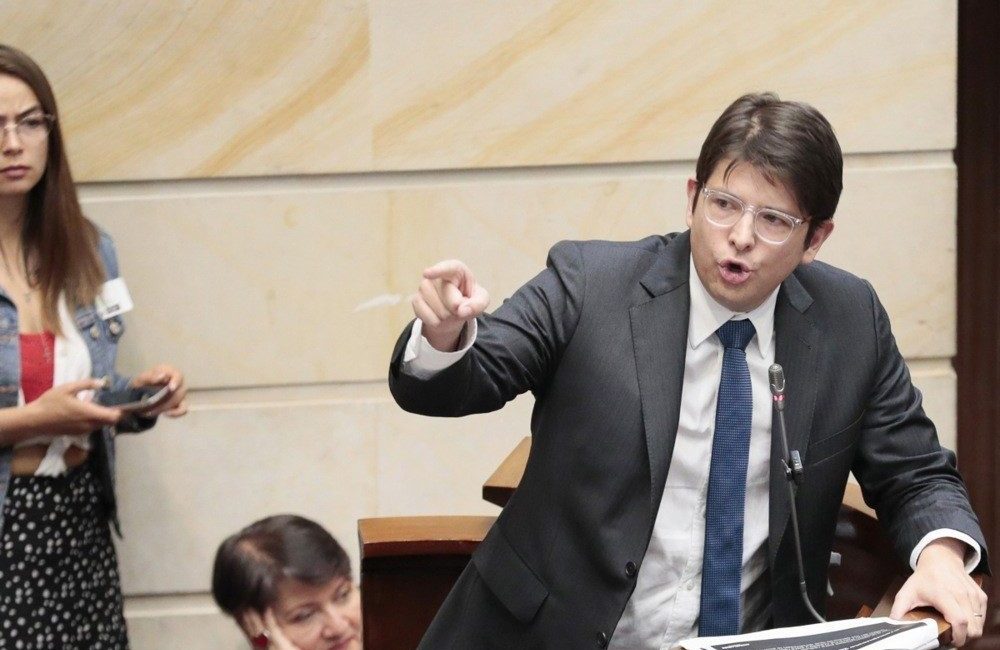 Kolombiya’da 15 yaşındaki çocuk tarafından suikaste uğrayan başkan adayı hayatını kaybetti Kolombiya’da Haziran ayında mitingde konuşma yaptığı sırada 15 yaşındaki bir