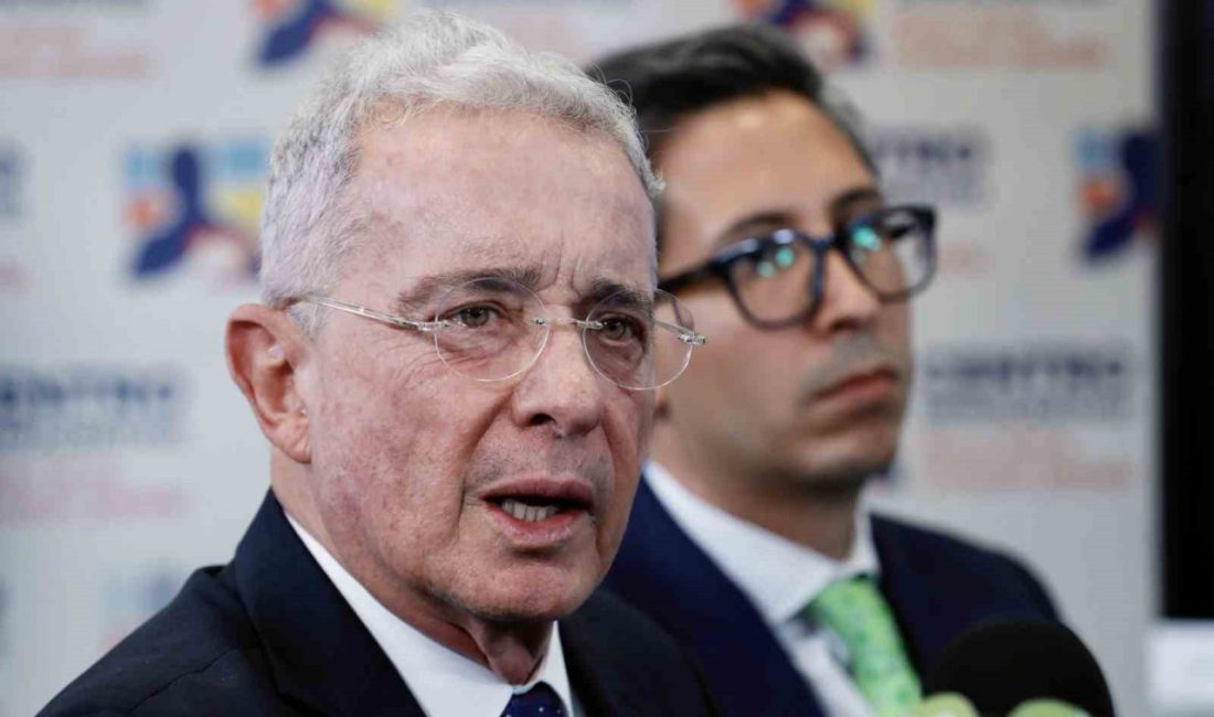 Kolombiya’da eski Devlet Başkanı Alvaro Uribe’ye tanık manipülasyonu, usulsüzlük ve