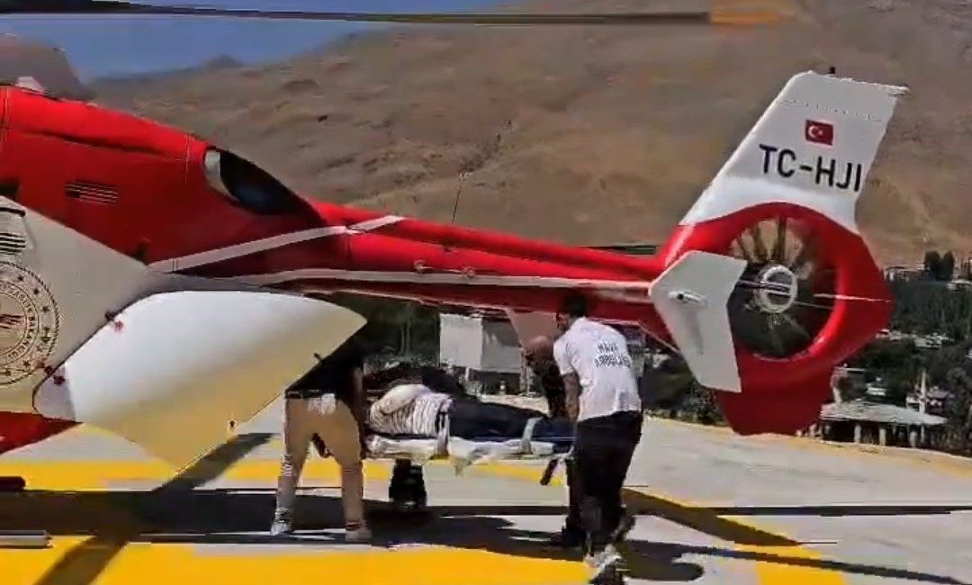 Van’ın Bahçesaray ilçesinde kol kırığı tanısıyla tedavi gören hasta, ambulans