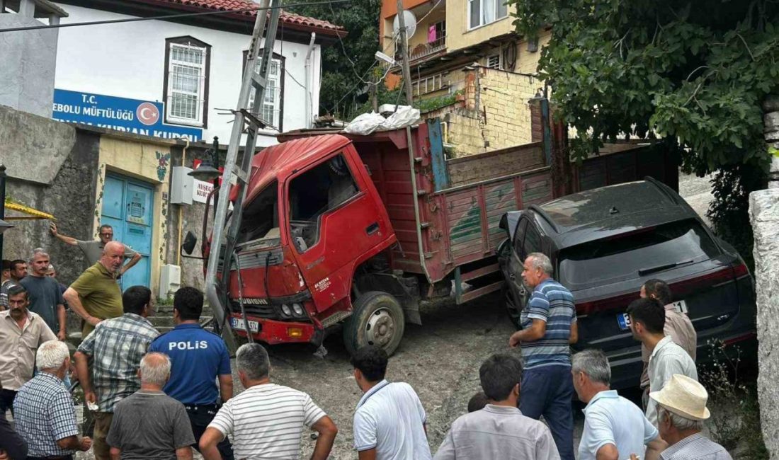 Kastamonu’nun İnebolu ilçesinde rampadan inmeye çalışan kamyon, sürücü kabinin açılması