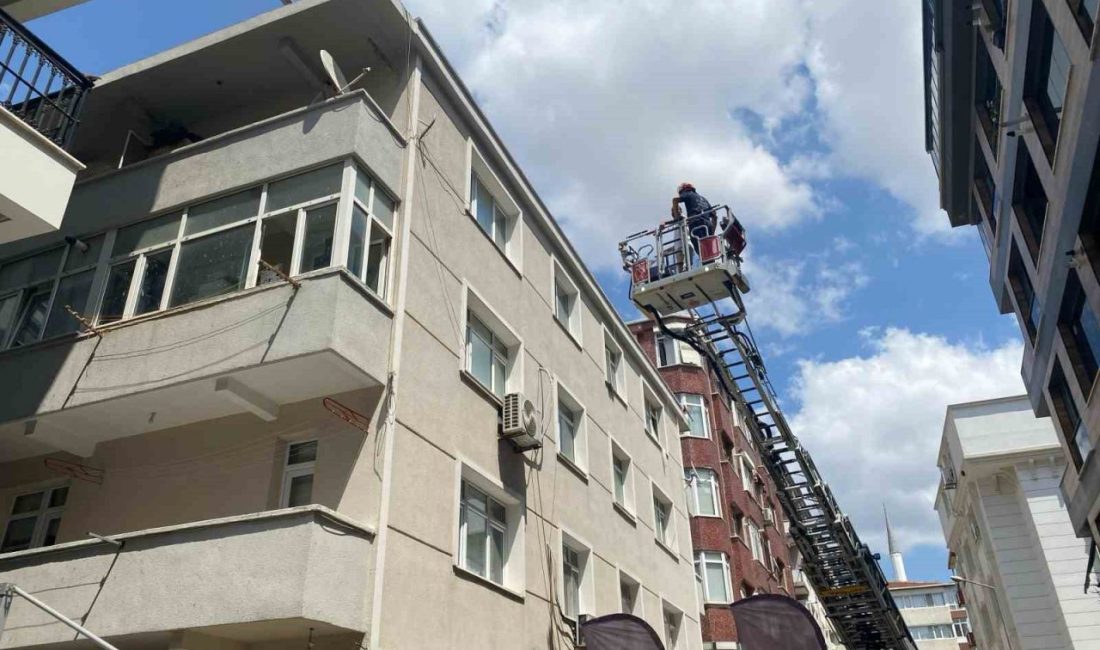 İstanbul Küçükçekmece’de kentsel dönüşüm dahilinde iş makinesi ile yıkım yapıldığı