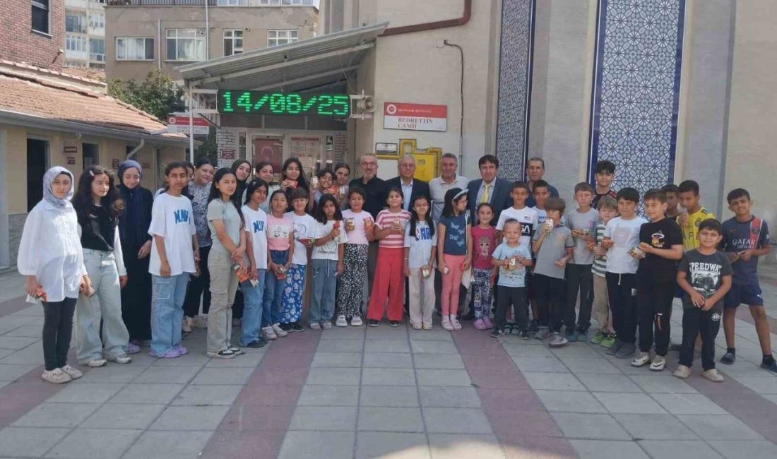 Eskişehir’de camilerde Kur’an-ı Kerim öğrenen çocuklara çeşitli hediyeler verildi. Konuyla