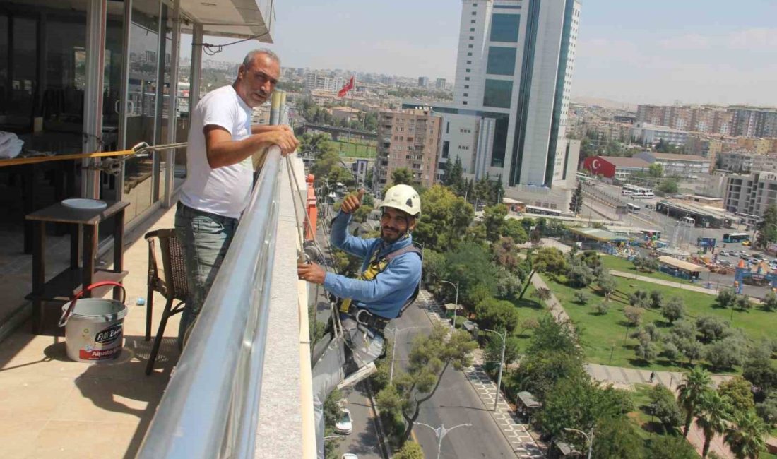 Kuş gibi süzülüp metrelerce yükseklikte çalışıyorlar Şanlıurfa’da yüksekliği 50-60 metreyi bulan otel ve iş merkezlerinin dış