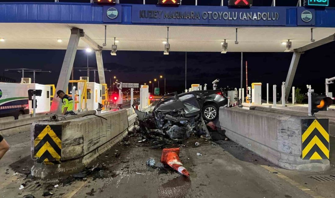 Kuzey Marmara Otoyolu gişelerinde beton bariyere çarpan otomobil hurdaya döndü.