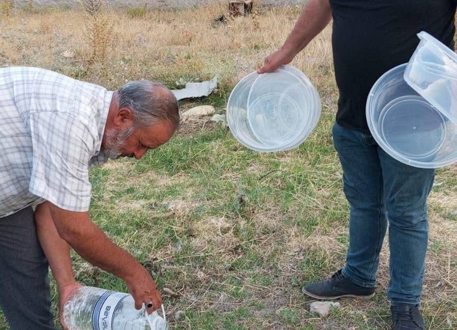 Afyonkarahisar’da bir mahalle muhtarı sıcak yaz günlerinde sokak hayvanlarını düşünerek