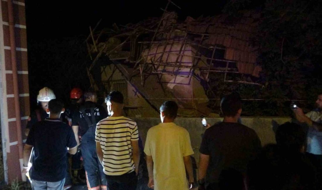 Malatya’da hasarlı evin çatısı çöktü Malatya’da daha önce meydana gelen depremlerde hasar gören müstakil evin