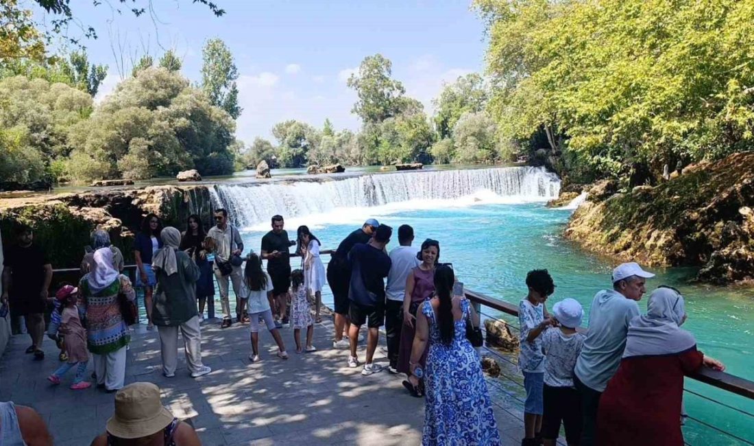 Dünyaca ünlü Manavgat Şelalesi’nde düşen su seviyesi sebebiyle, kayalıklar ortaya
