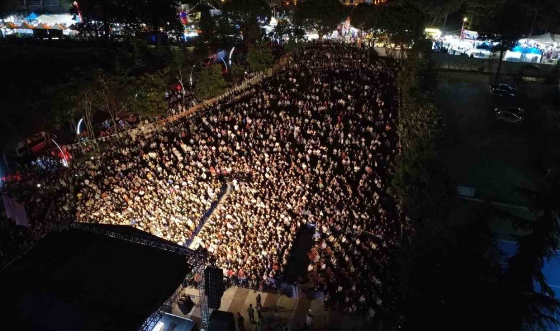 Manisa’da Cengiz Kurtoğlu rüzgarı esti Sanatçı Cengiz Kurtoğlu, Kurtuluş Festivali kapsamında Manisa’nın Demirci ilçesinde konser