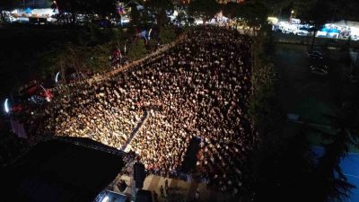 Sanatçı Cengiz Kurtoğlu, Kurtuluş Festivali kapsamında Manisa’nın Demirci ilçesinde konser