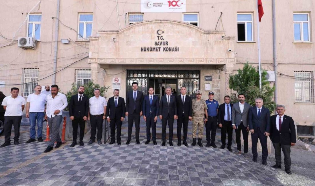 Mardin Valisi Tuncay Akkoyun’dan Savur çıkarması Mardin Valisi ve Büyükşehir Belediye Başkan Vekili Tuncay Akkoyun, beraberindekilerle