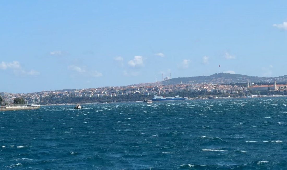 Marmara Denizi’nde etkili olan şiddetli poyraz deniz ulaşımında aksamalara neden