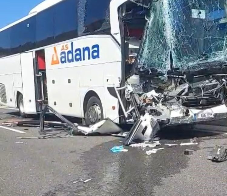 Mersin’de biri otobüs üç aracın karıştığı kaza ucuz atlatıldı Mersin sınırlarında otoyolda biri otobüs üç aracın karıştığı kaza ucuz
