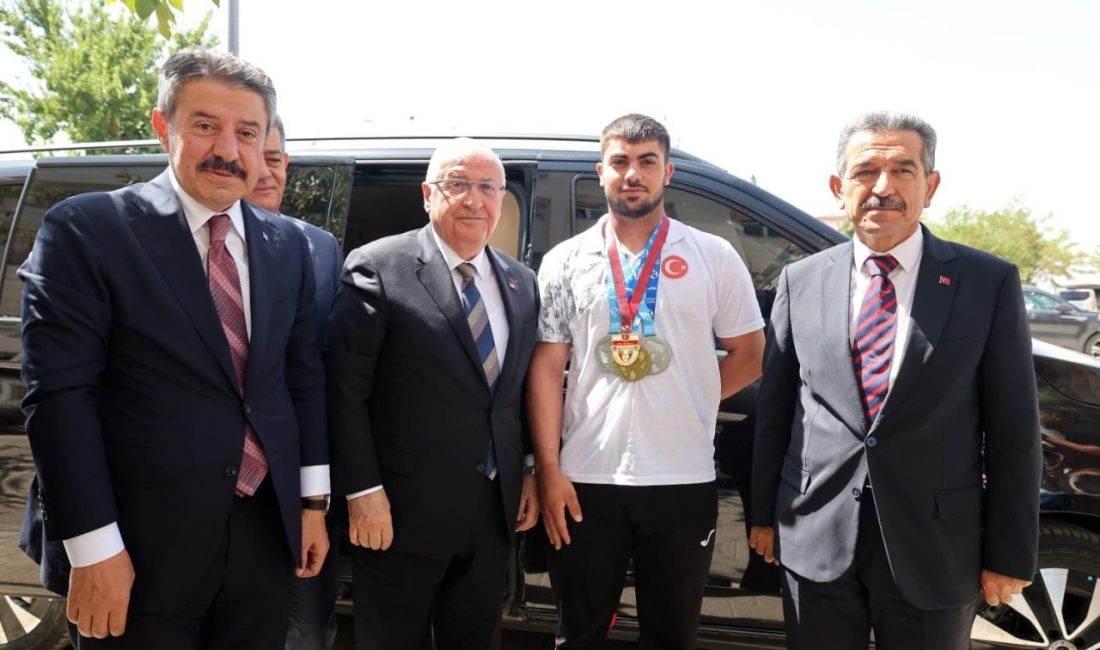 Millî Savunma Bakanı Güler, Şırnak’ta denetim ve incelemelerde bulundu Millî Savunma Bakanı Yaşar Güler, ’Şehir Buluşmaları’ programı kapsamında Şırnak’ta